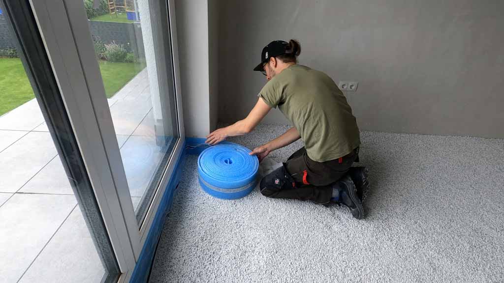 Randdämmstreifen vom Klettsystem anbringen