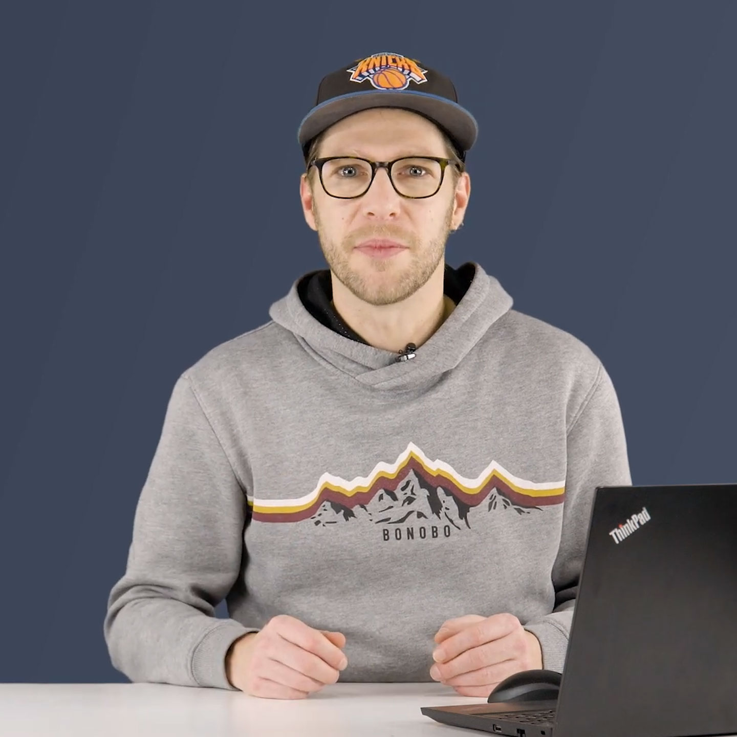 Mann erklärt am Laptop