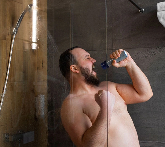 Mann singt unter der Dusche