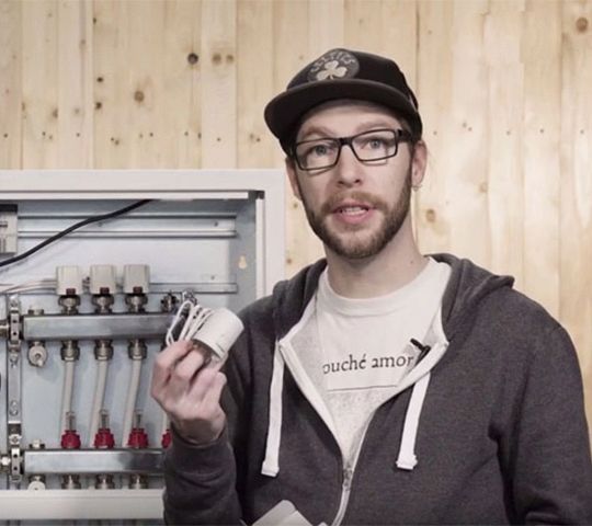 Mann mit Stellantrieb in der Hand