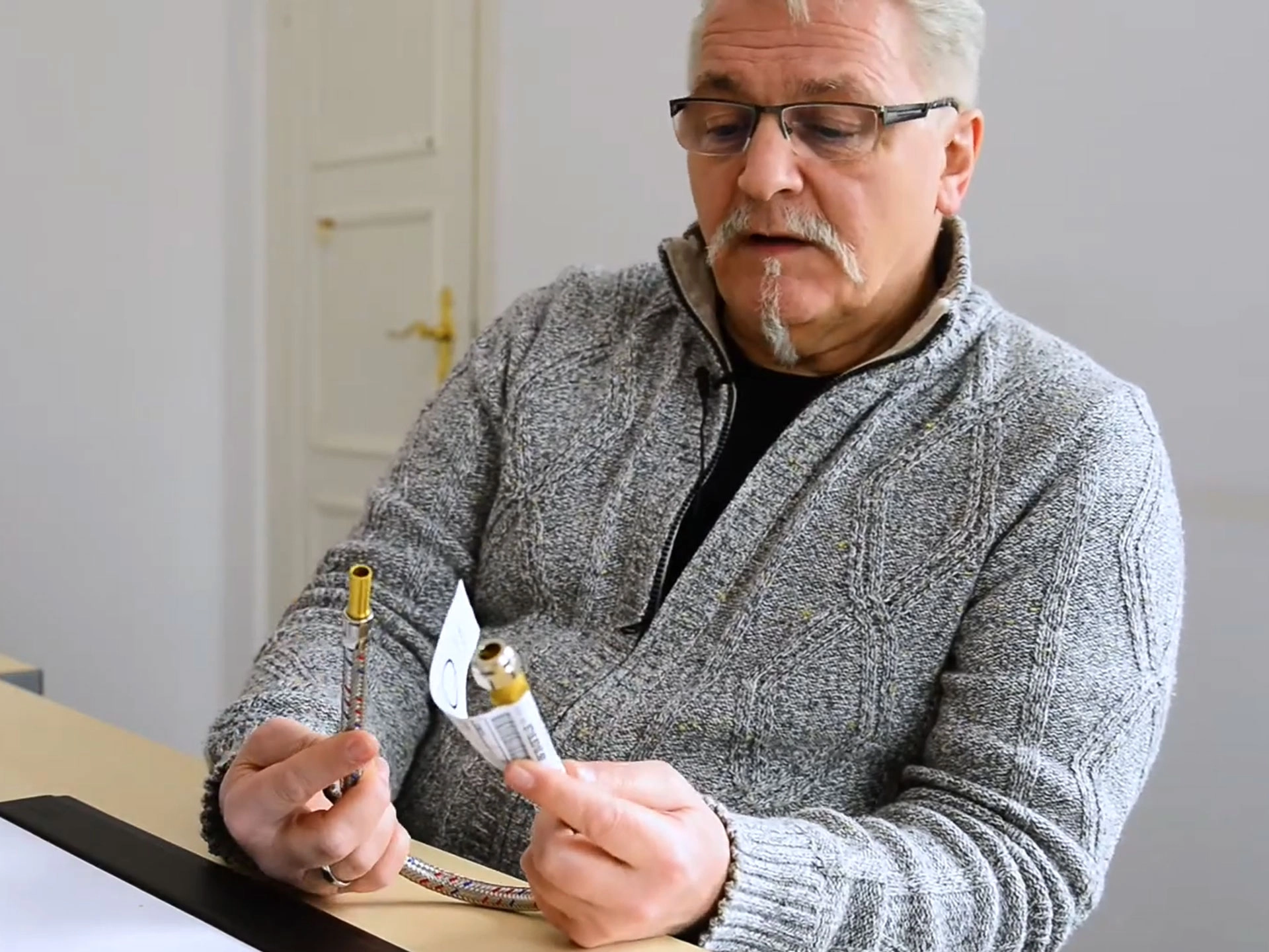 Mann erklärt Panzerschlauch