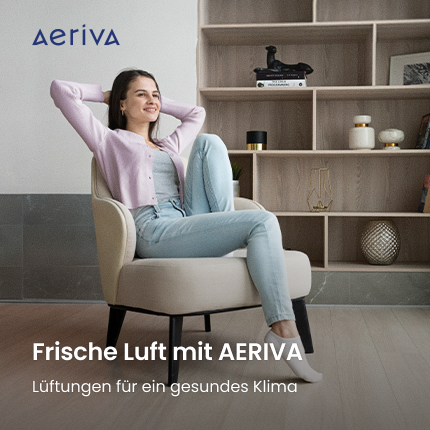 Frau lehnt sich entspannt zurück