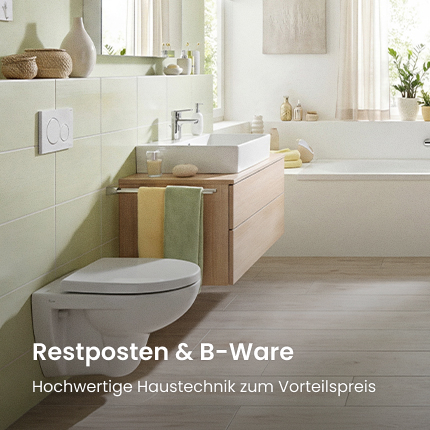 Komplett ausgestattetes Badezimmer mit Sanitärobjekten und Duschkabine