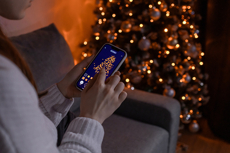 Smarte Weihnachten am Weihnachtsbaum