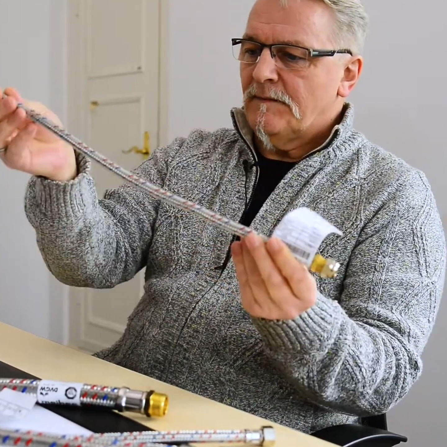 Mann erklärt Panzerschlauch
