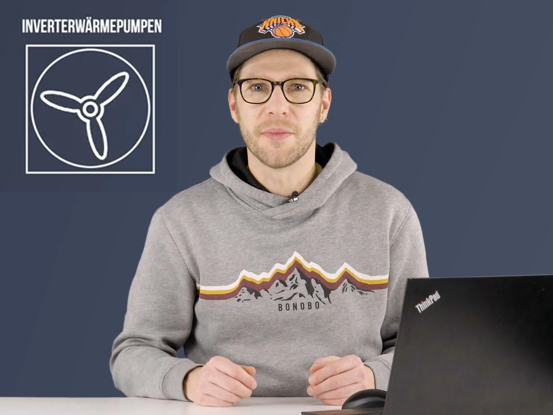 Mann erklärt Unterschiede zwischen Wärmepumpen