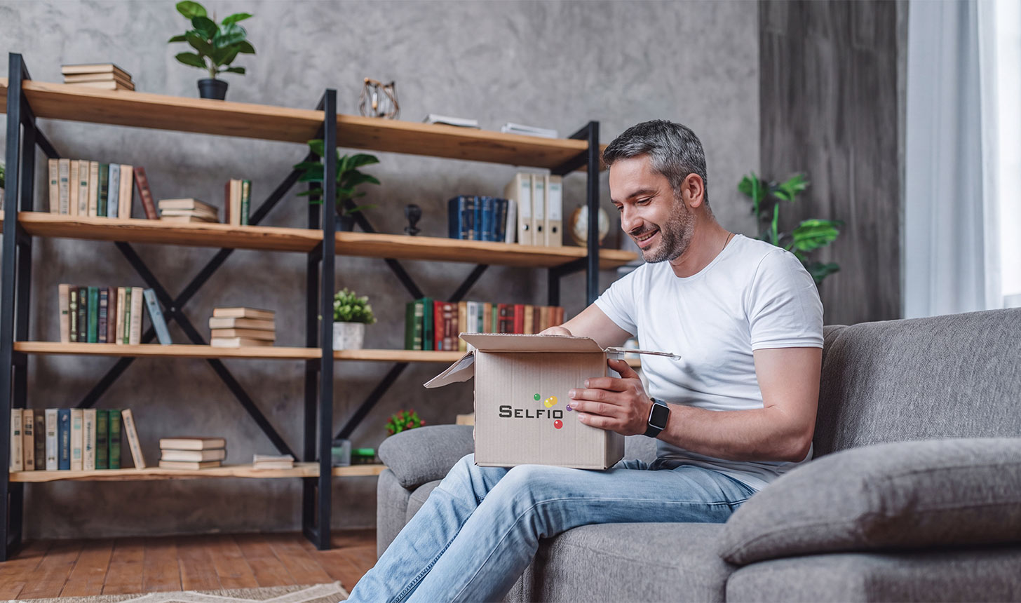 Mann packt Restposten und B-Ware aus