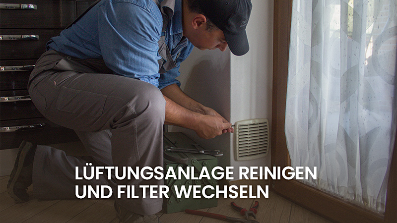 Mann öffnet Lüftungsanlage