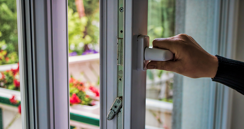 Hand öffnet Fenster