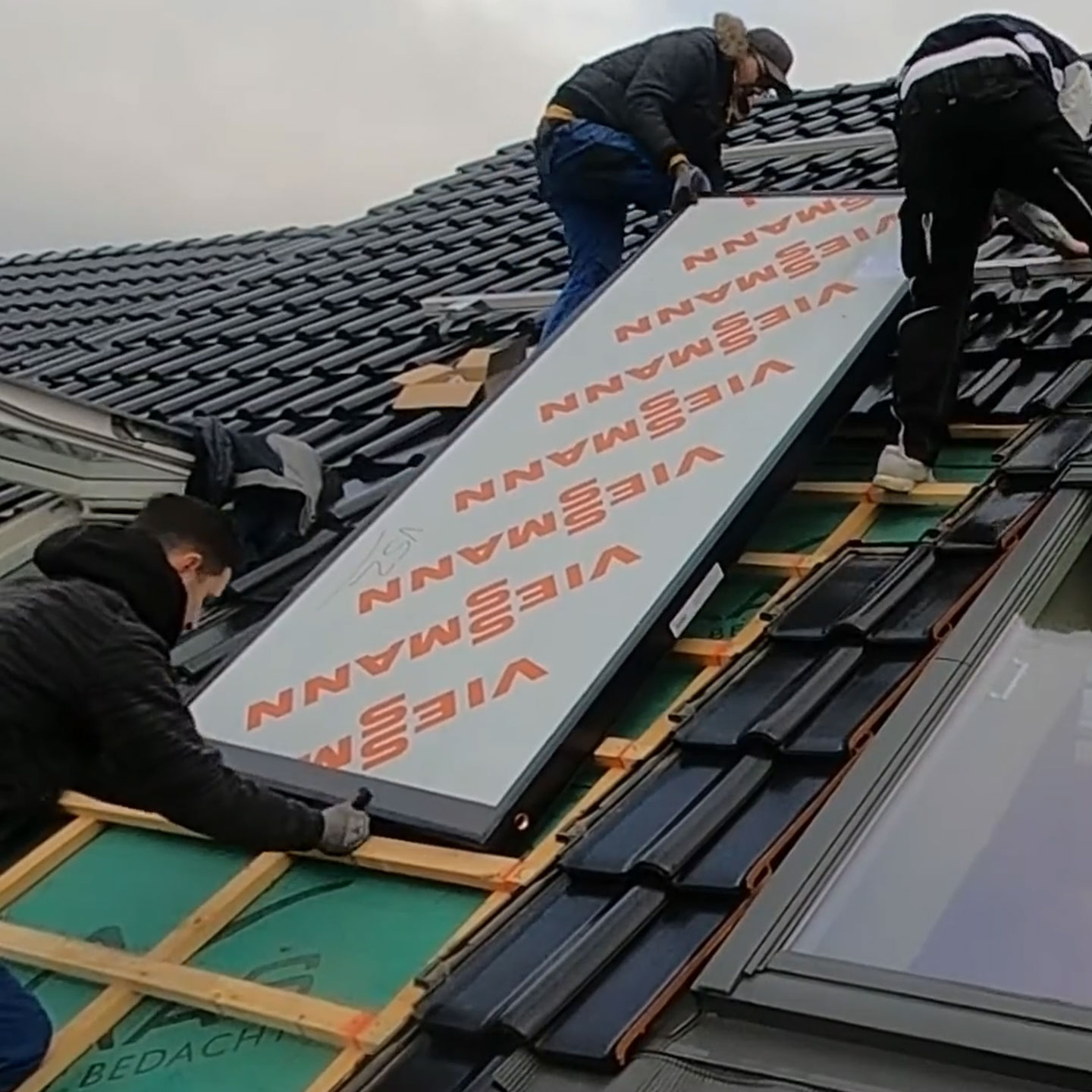 Installation von Solarthermie-Modulen auf einem Dach