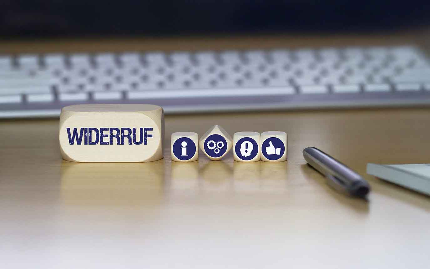 Widerruf Würfel vor einer Tastatur