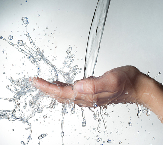 Hand mit frischem Wasser