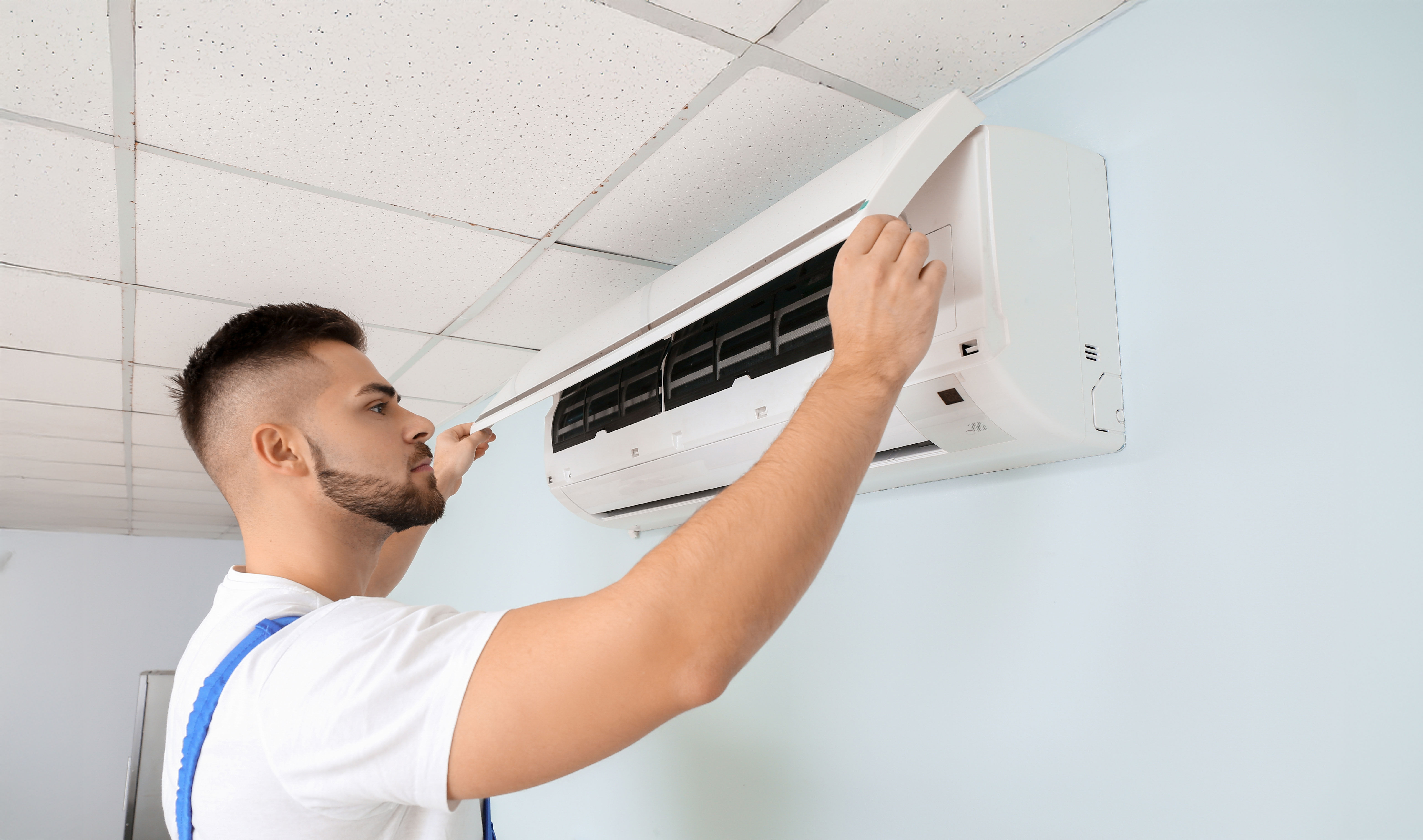 Klimatechniker nimmt Klimaanlage in Betrieb