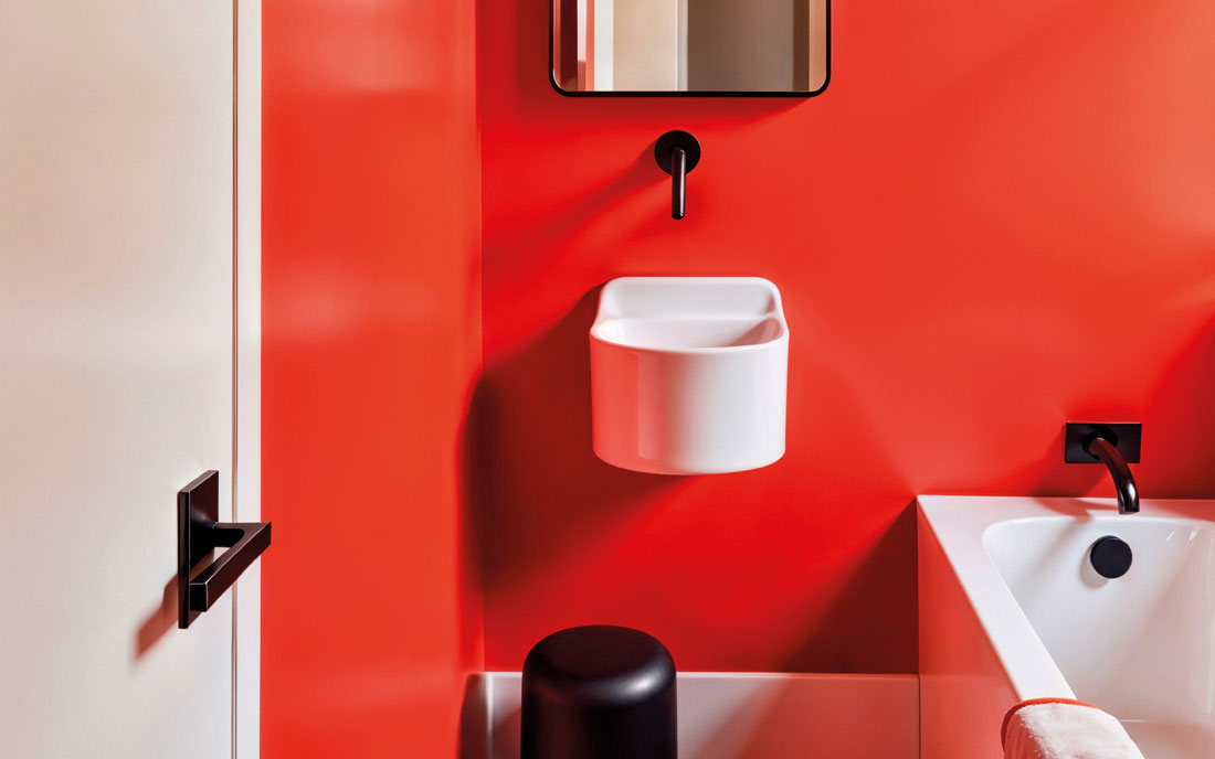 Rotes modernes Bad