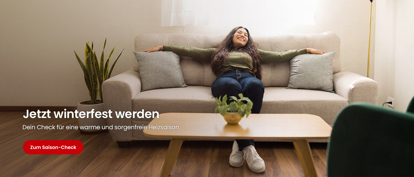 Frau liegt entspannt auf der Couch