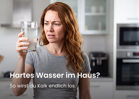 Mit KI generiert: Wasseraufbereitung - Frau prüft skeptisch trübes Leitungswasser in der Küche