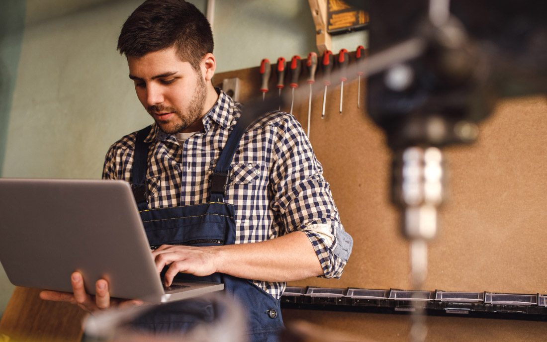 Handwerker bestellt am Tablet