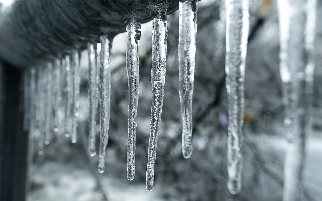Wasserrohre mit Eiszapfen
