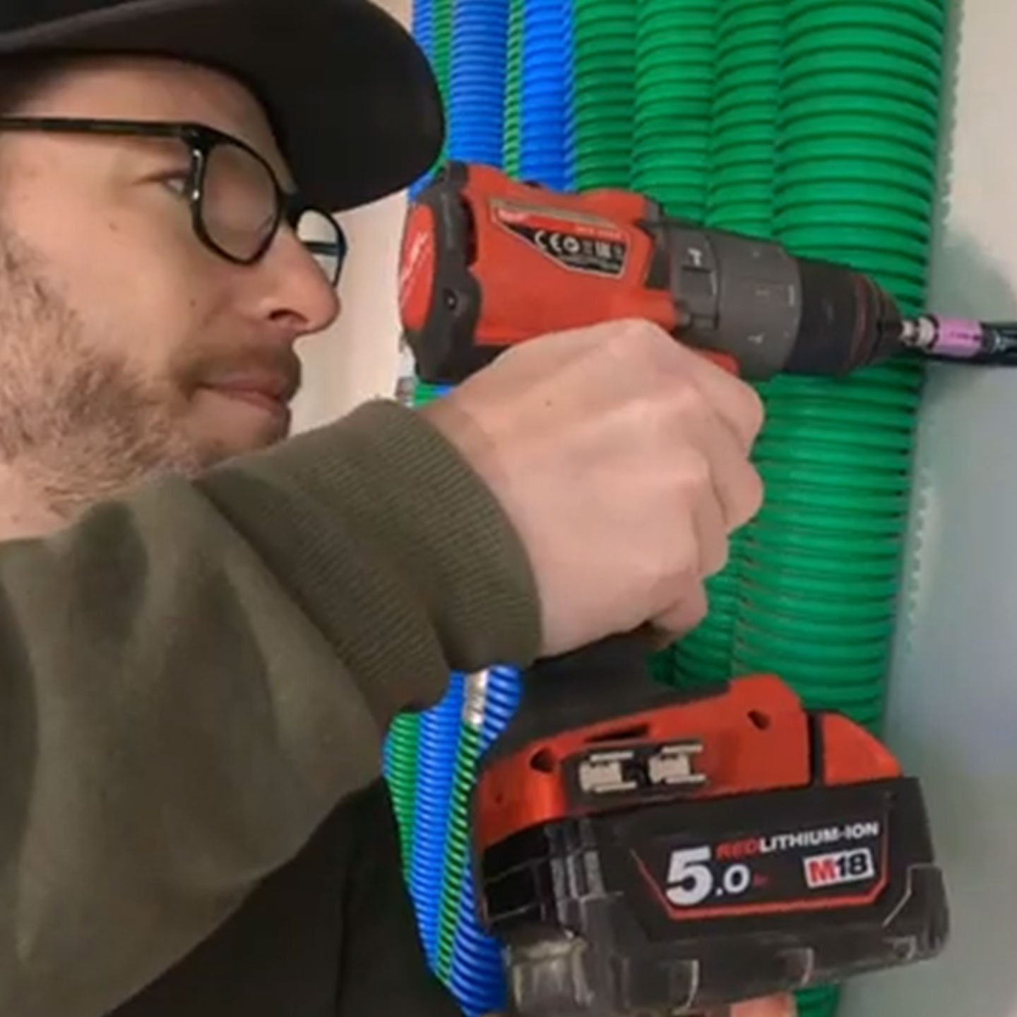 Mann mit Bohrmaschine