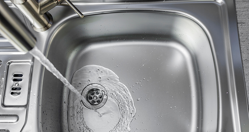 Wasser läuft in Spüle