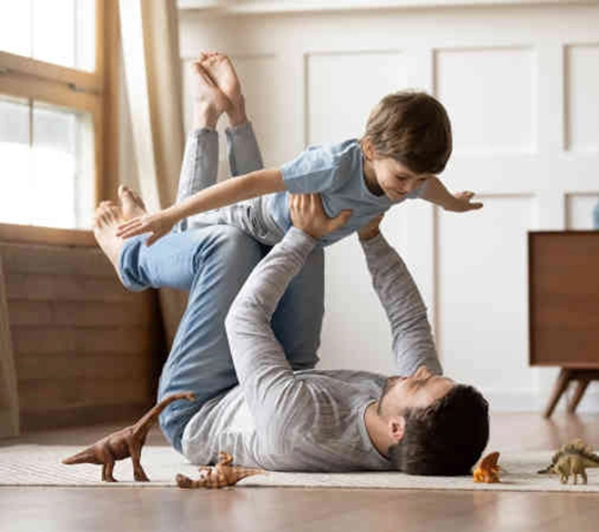 Familie spielt auf Holzfußboden
