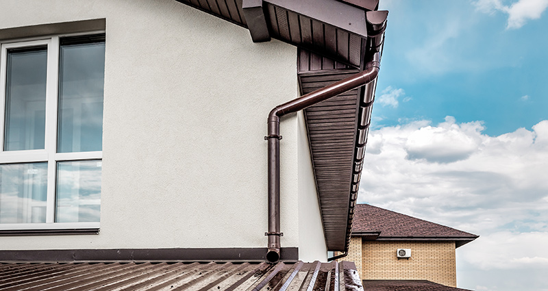 Dachrinne mit Regenwasser