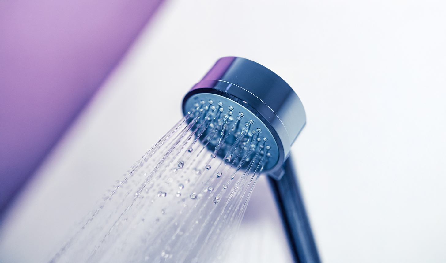 Wasser läuft aus einem Duschkopf