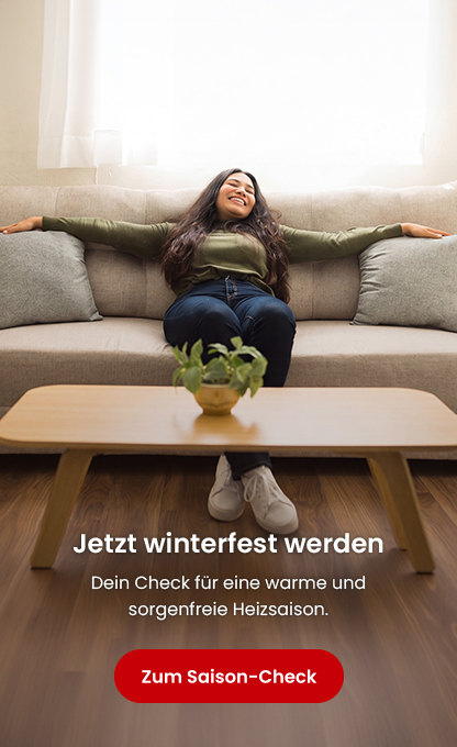 Frau liegt entspannt auf der Couch