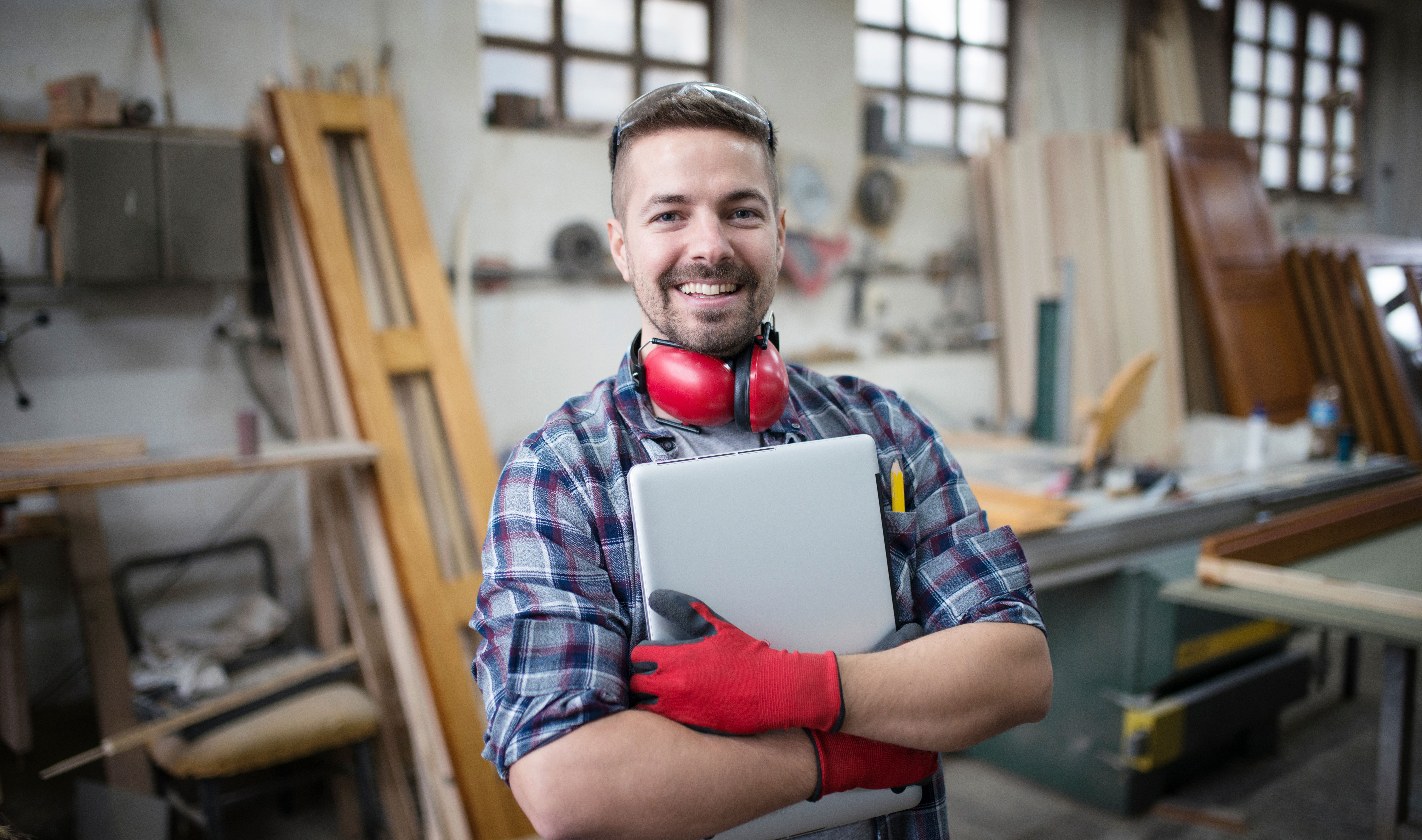 Handwerker mit Mappe im Arm