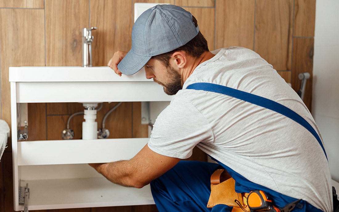 Handwerker repariert Waschtisch