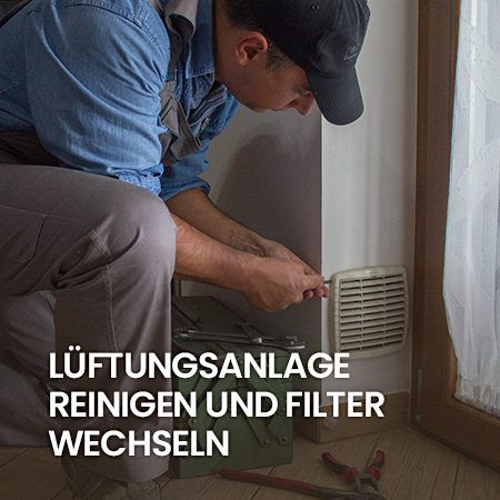 Mann öffnet Lüftungsanlage