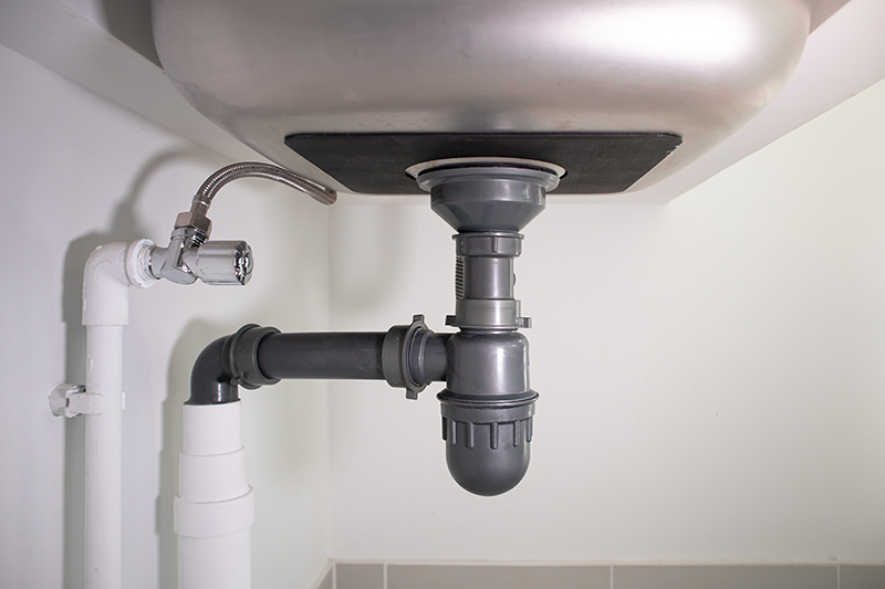 Wasserrohre unter einem Waschbecken
