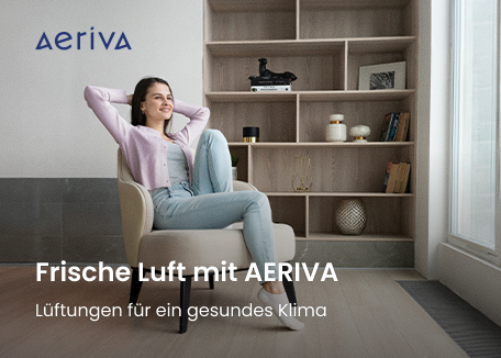 Frau lehnt sich entspannt zurück