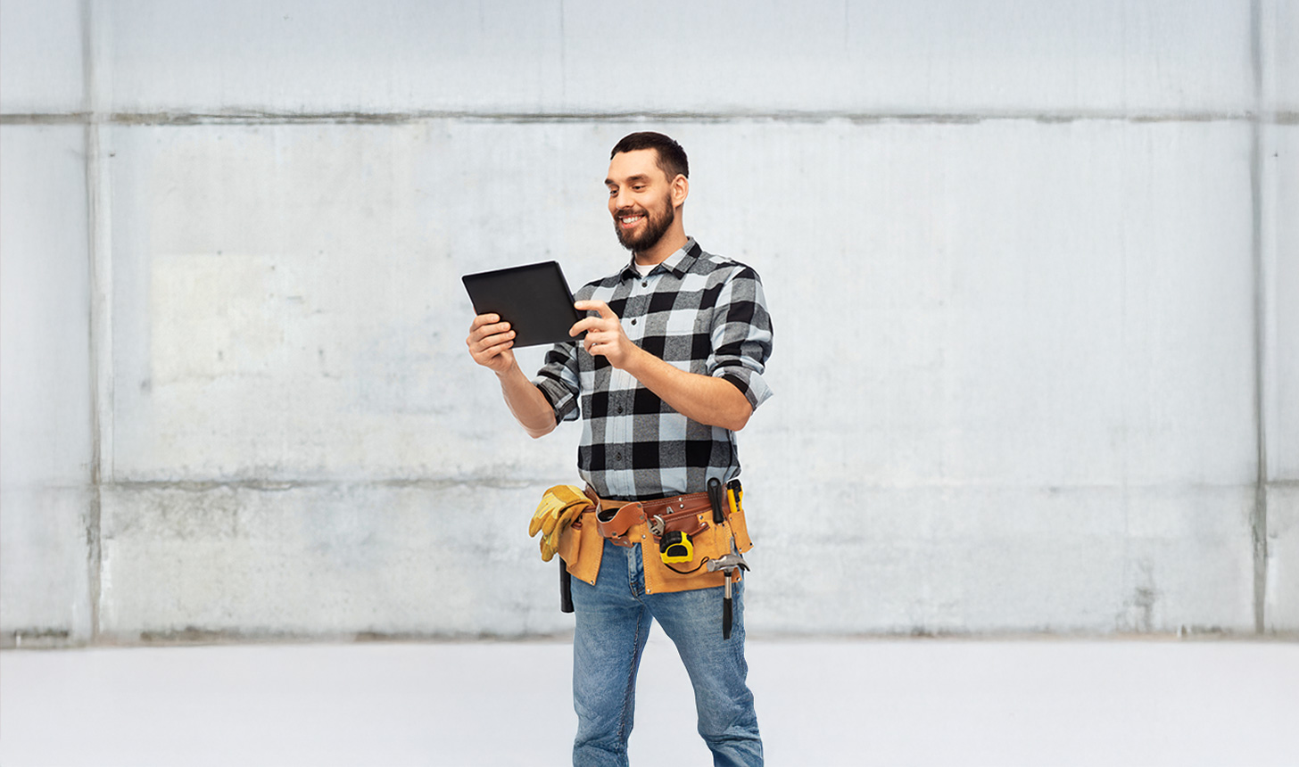 Handwerker mit Tablet in der Hand