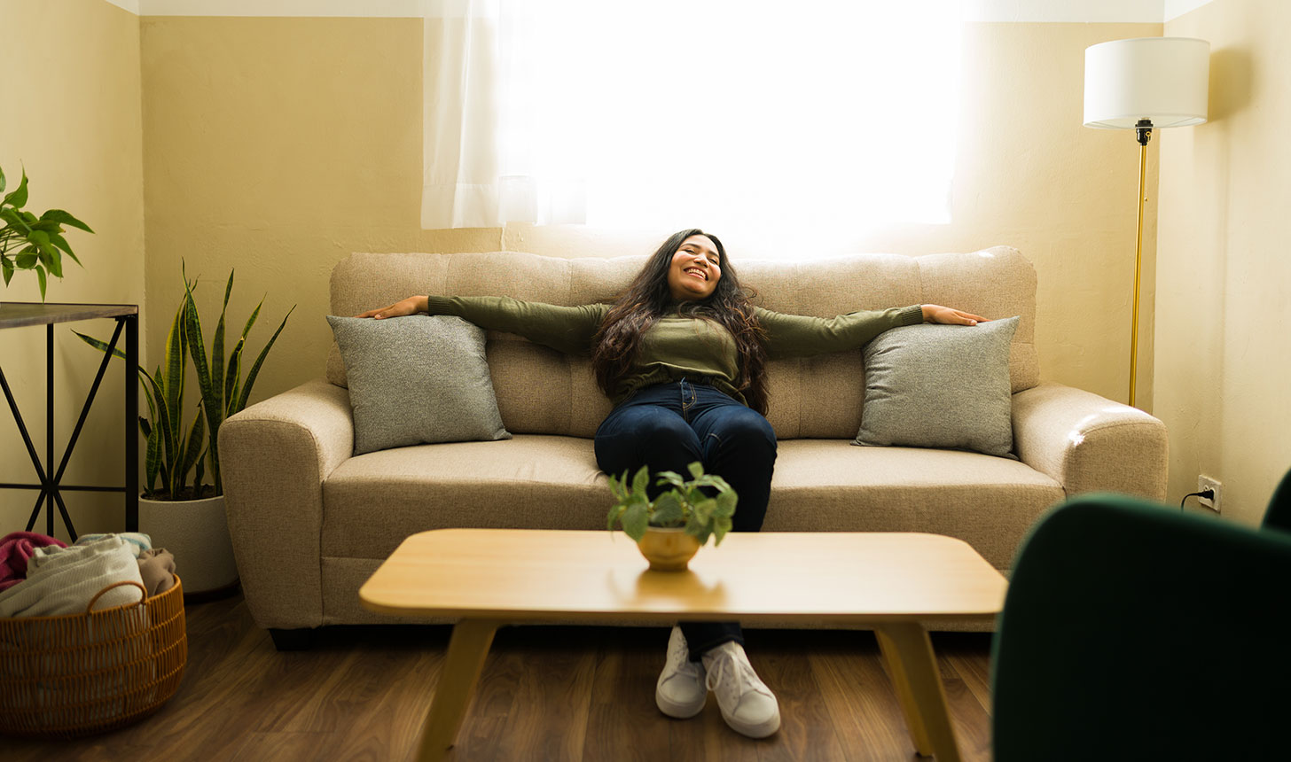 Frau entspannt auf Couch