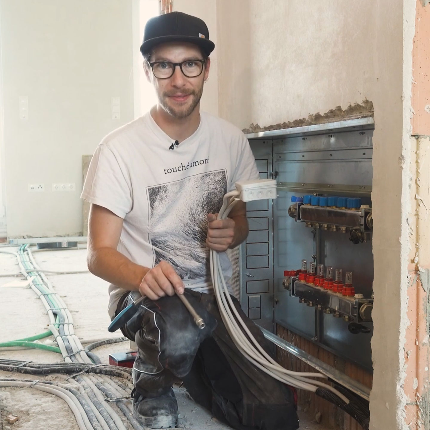 Mann am Verteilerschrank