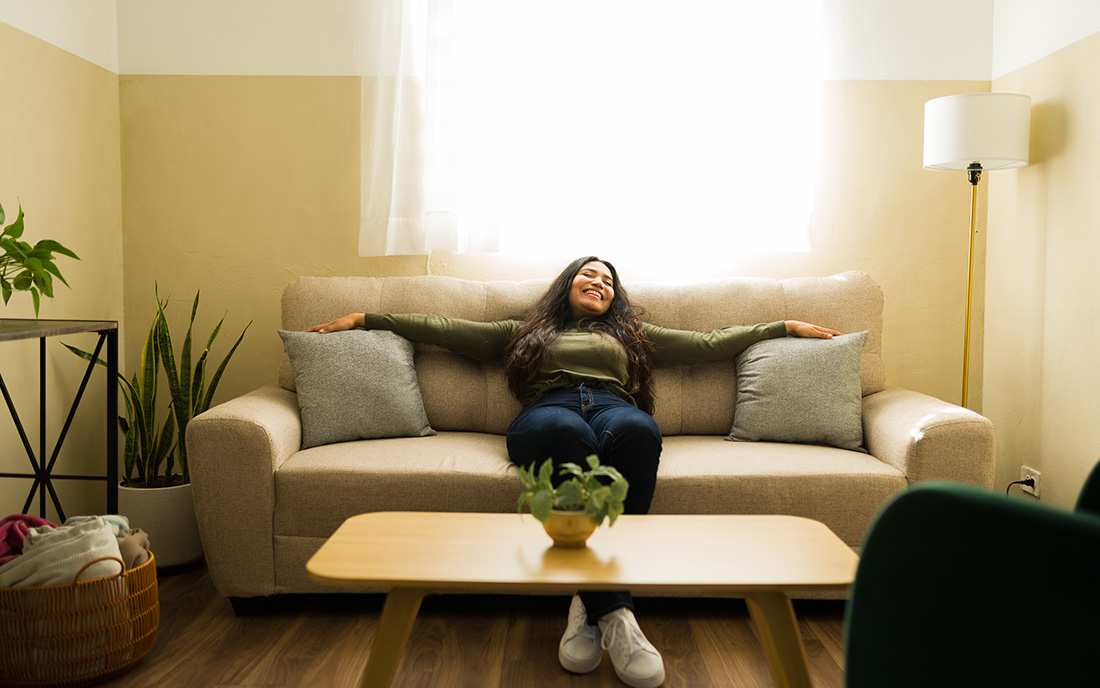 Frau entspannt auf Couch