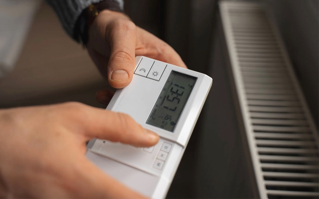 Heizung nachts absenken - programmierbares Raumthermostat mit Tag-/Nacht-Modus
