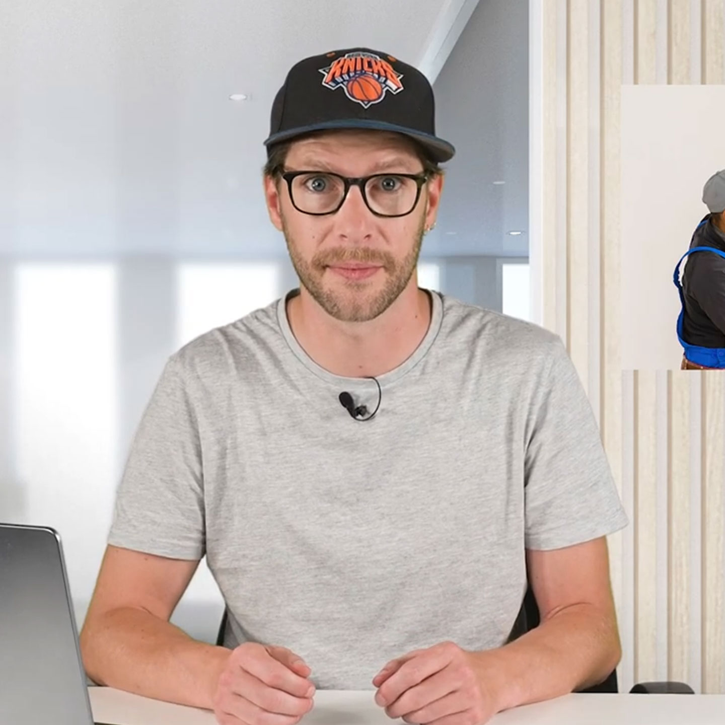 Mann erklärt am Laptop