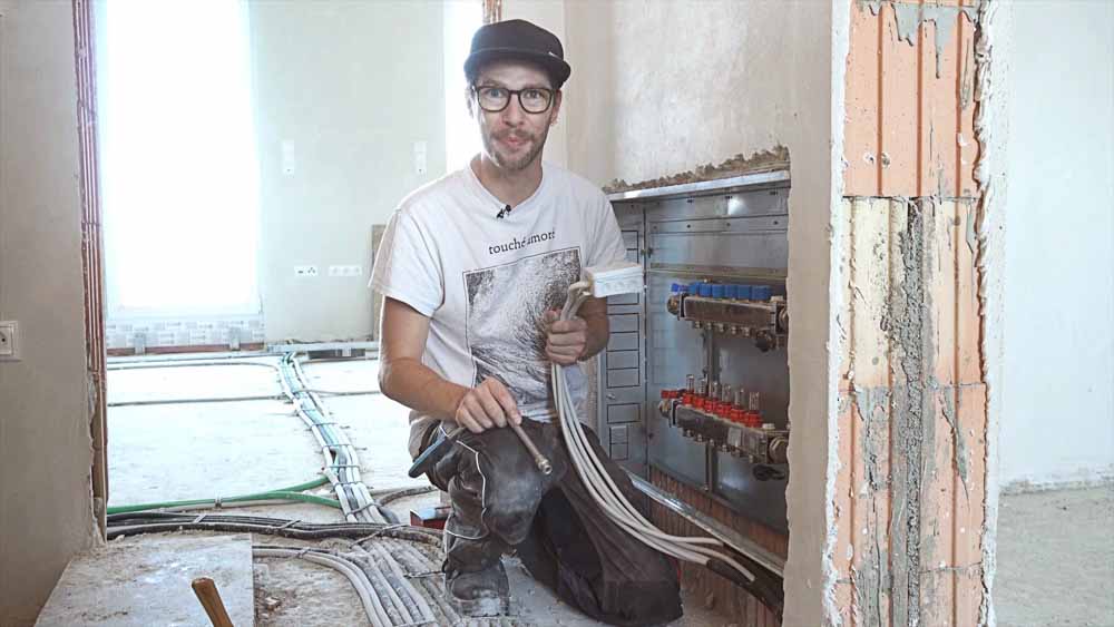 Verteilerschrank wird in die Wand gesetzt