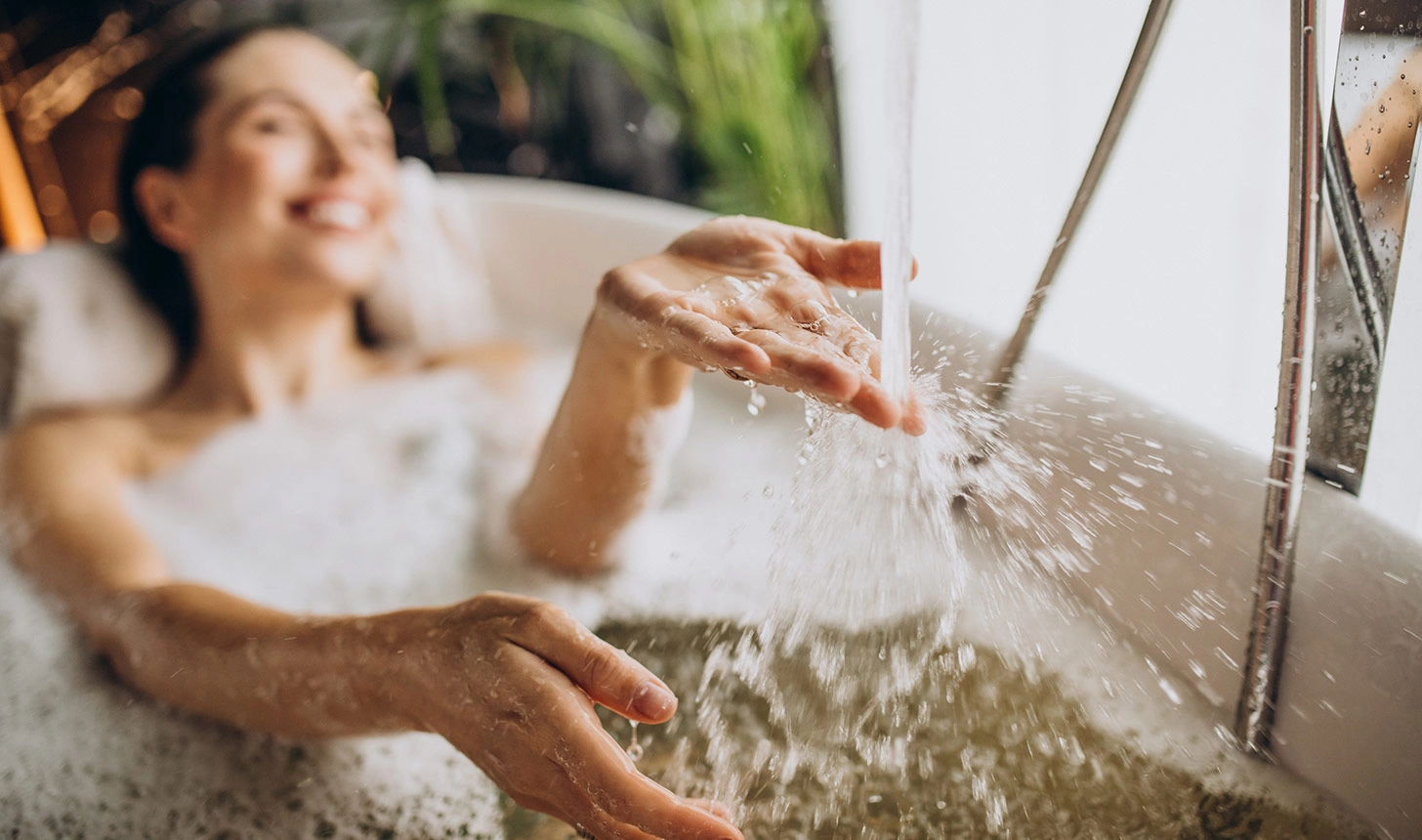 Frau in Badewanne