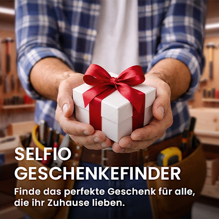 Mit KI generiert: Selfio Geschenkefinder - Handwerker überreicht Geschenkbox in Werkstatt