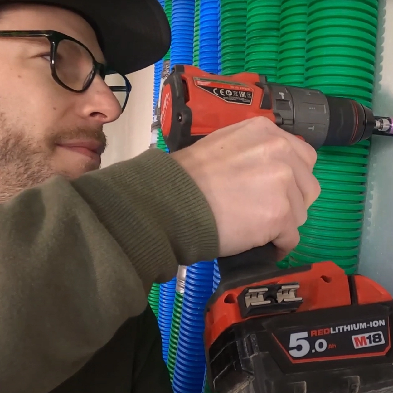 Mann mit Bohrmaschine