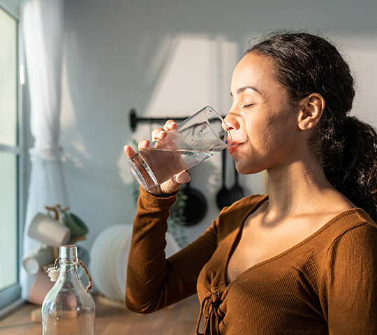 Frau trinkt Glas Wasser