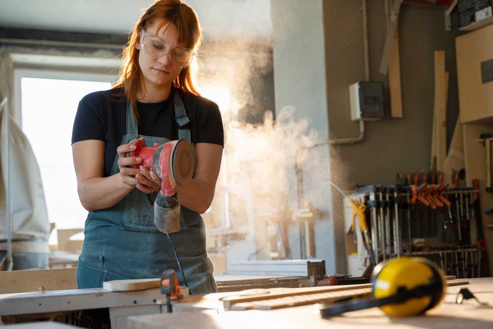 Handwerker-Frau in Werkstatt