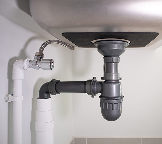 Wasserrohre unter einem Waschbecken