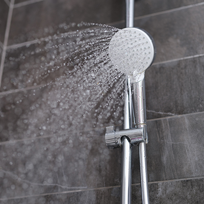 Duschkopf mit warmem Wasserstrahl
