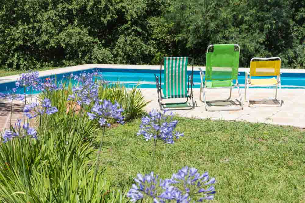 Liegestühle vor Pool