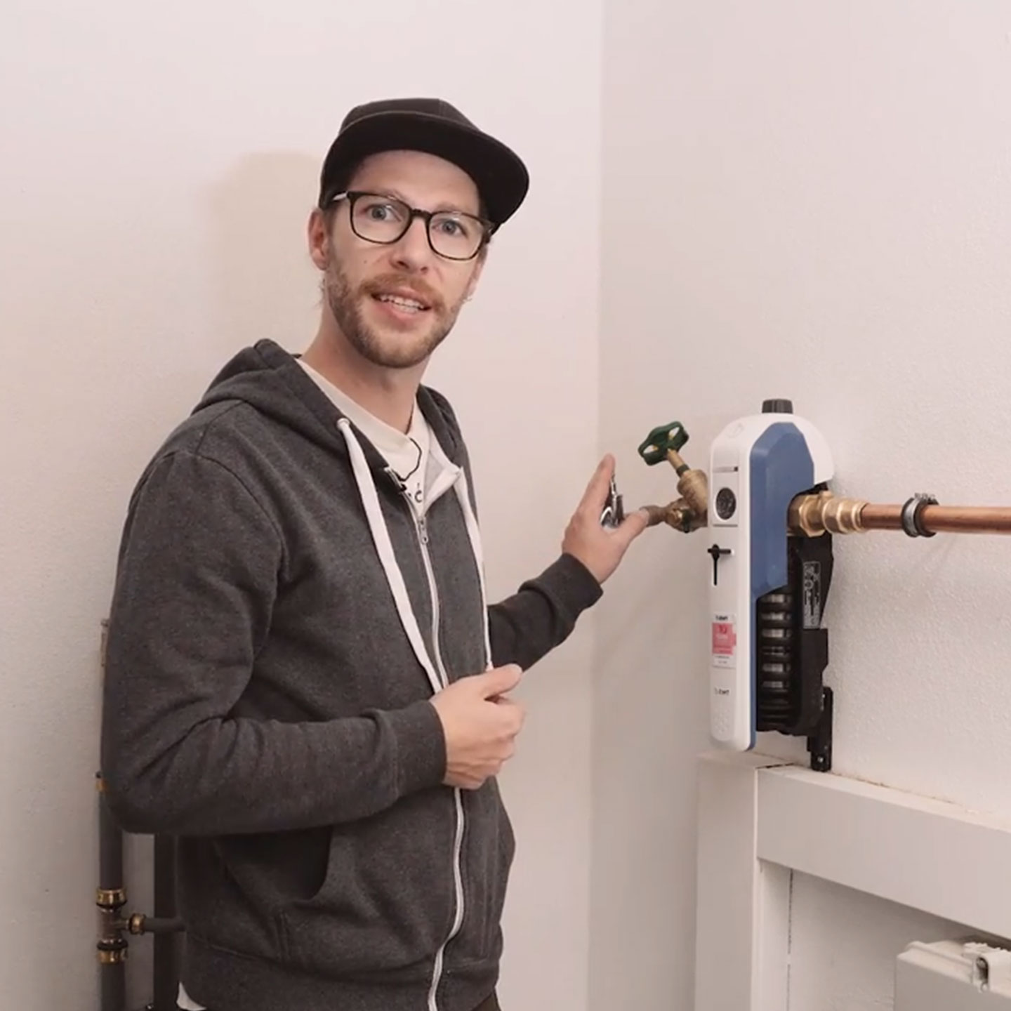 Mann erklärt Wasserfilter im Hausanschluss