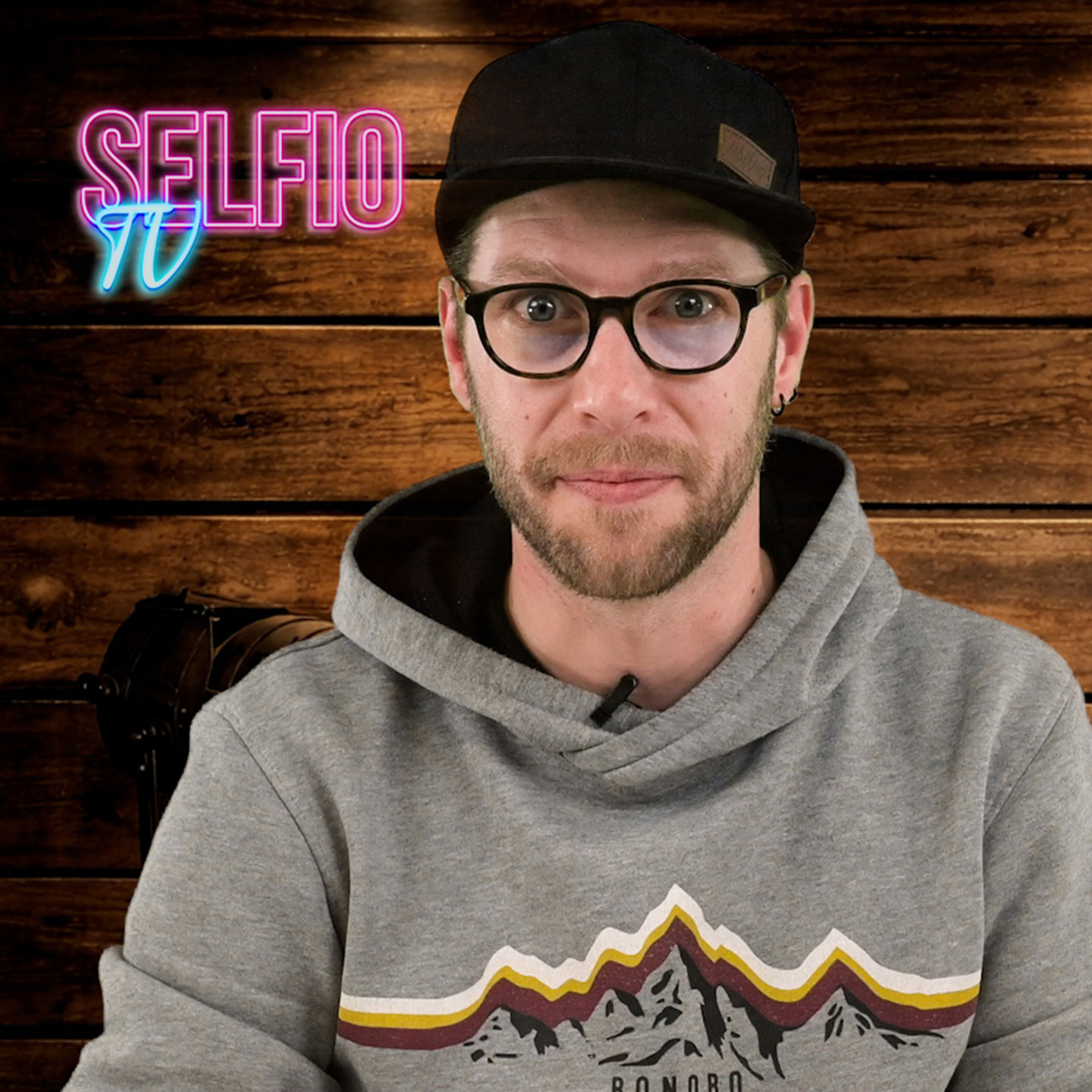 Mann stellt Gasheizung vor